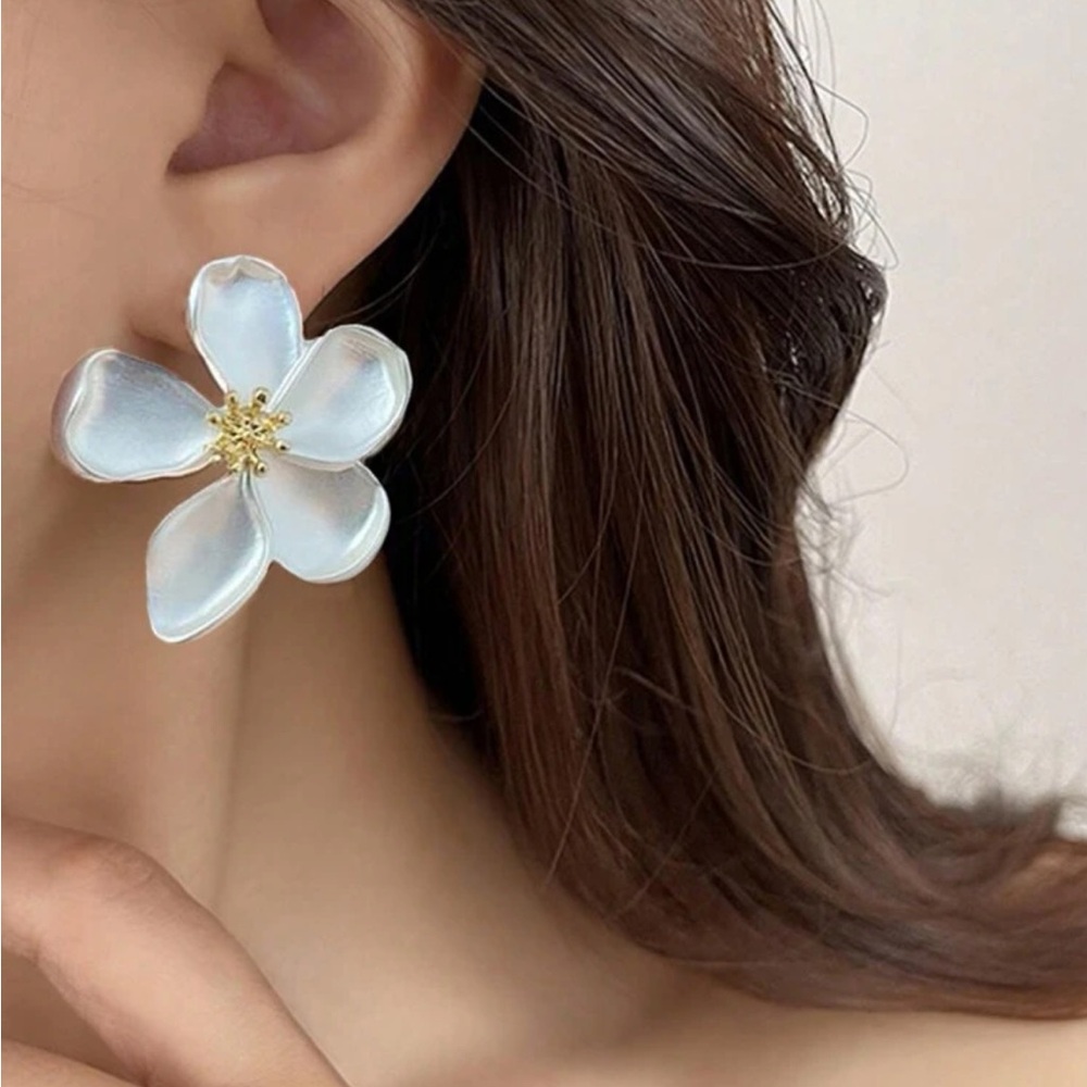 1pair European And American Exaggerated Metallic Flower Stud Earrings, Suitable